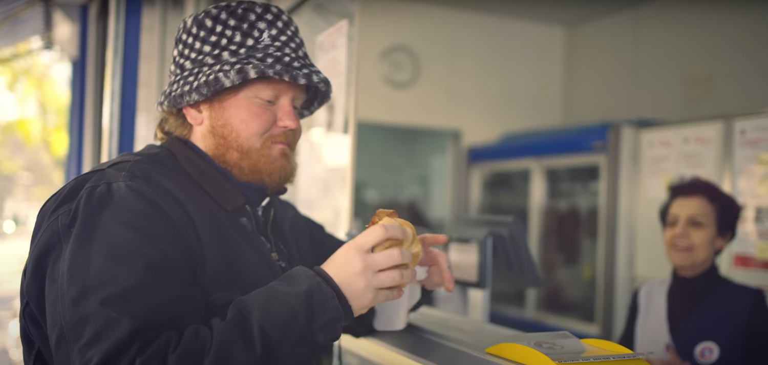 Lukas Mraz am Würstelstand. Er kostet einen Pferde-Leberkäs.