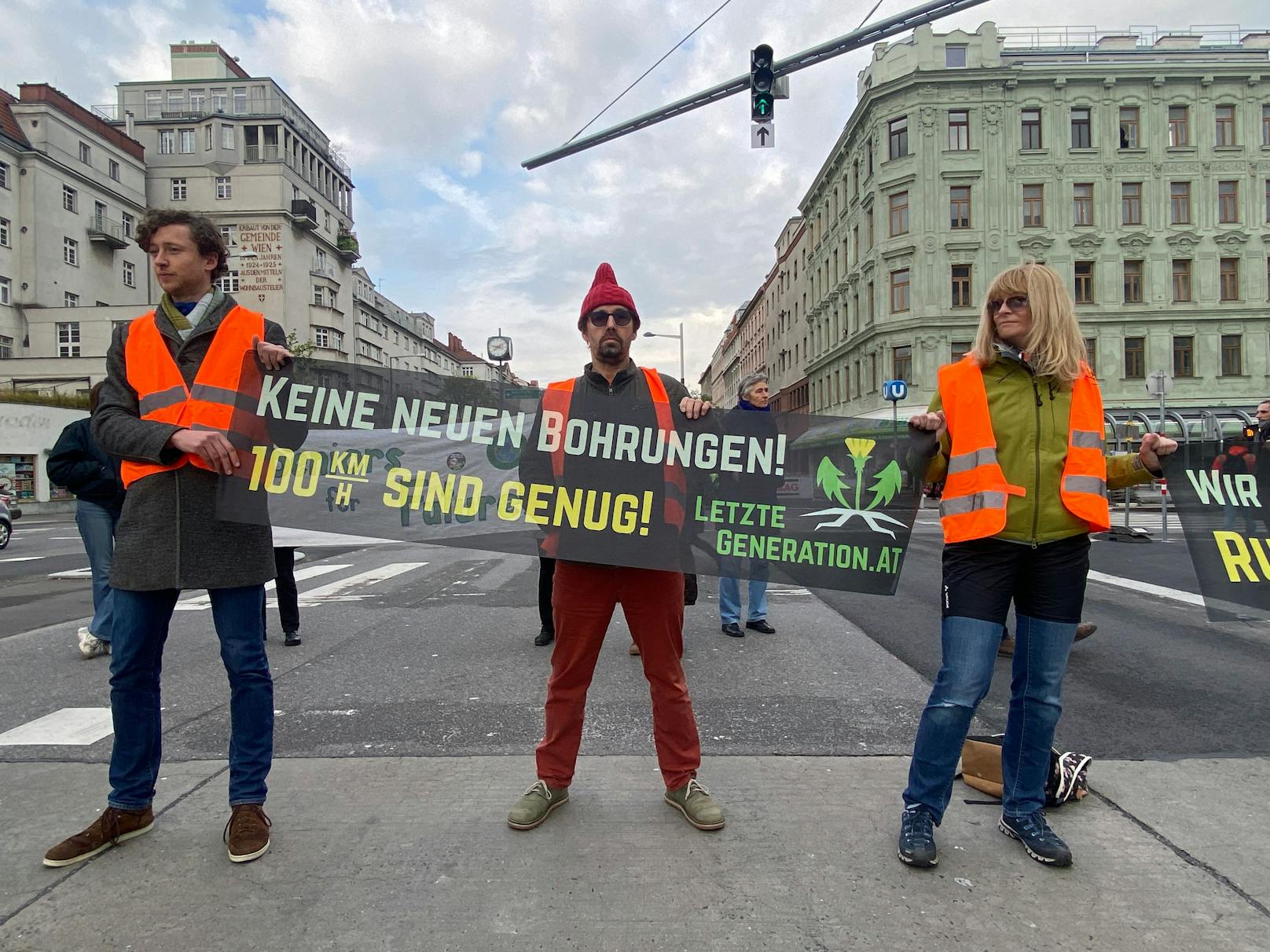Klima-Kleber der Letzten Generation haben am 17. April die Auffahrt zur Wiener Reichsbrücke blockiert.