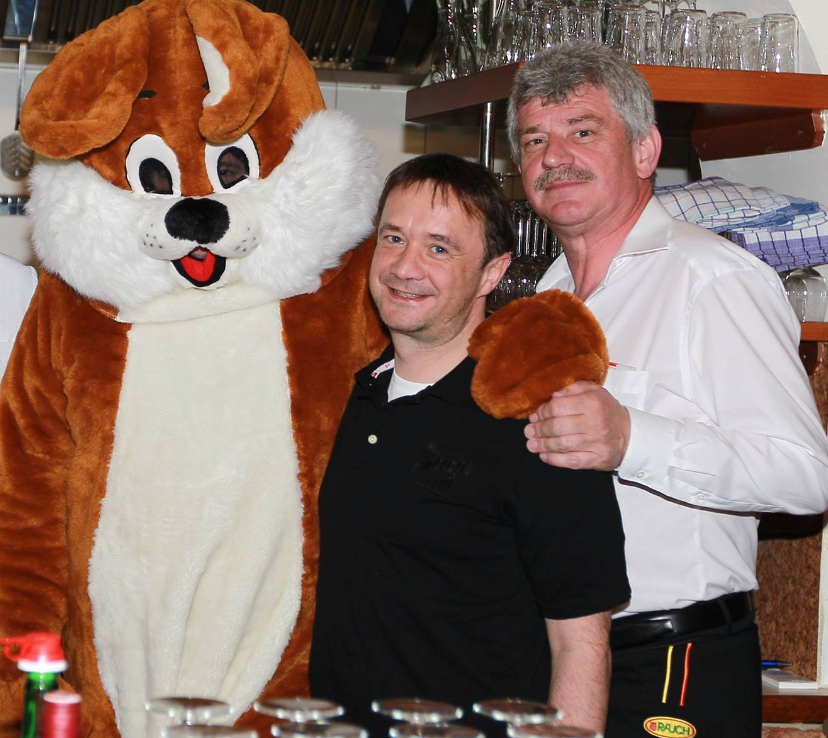 Poststüberl-Chef Michael Zwinz und Mitarbeiter-Urgestein Gottfried (rechts) mit Osterhasen