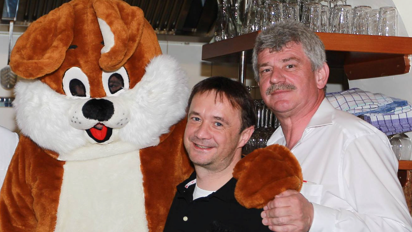 Poststüberl-Chef Michael Zwinz und Urgestein Mitarbeiter Gottfried (rechts) mit Osterhasen
