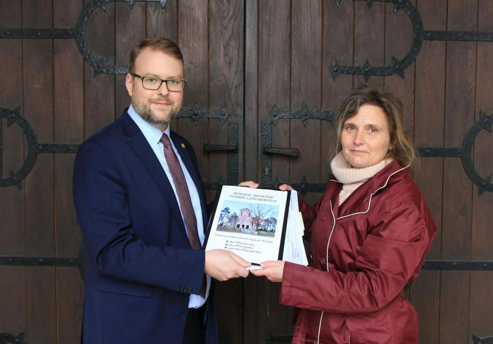 Initiatorin Nicole Schüler überreicht Kremser Vize-Bürgermeister Florian Kamleitner die Unterschriften.