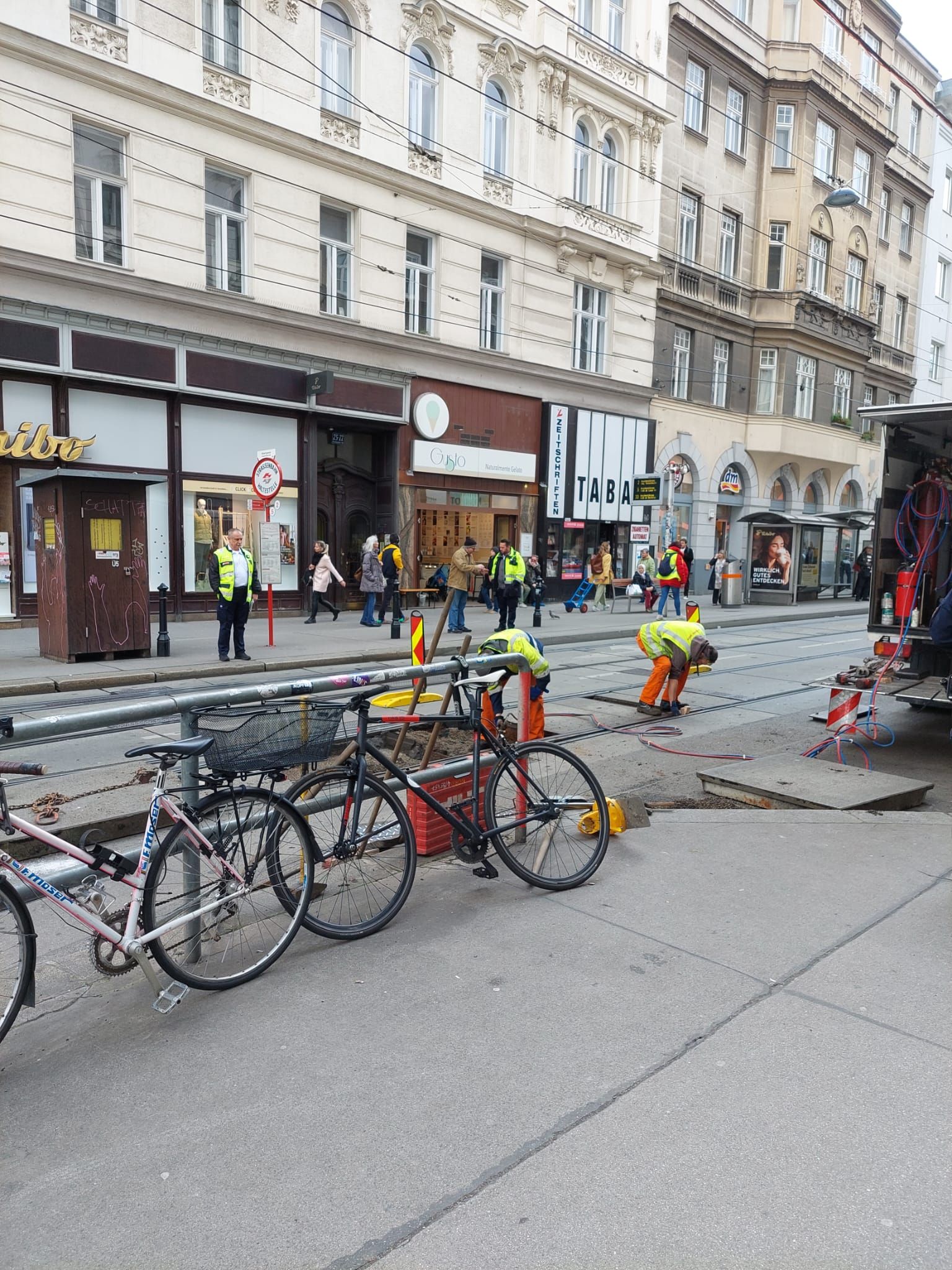 Im Bereich der Josefstädter Straße 66 wird bereits gearbeitet. Eine Weichenstörung sorgt derzeit für Behinderungen im Verkehr.