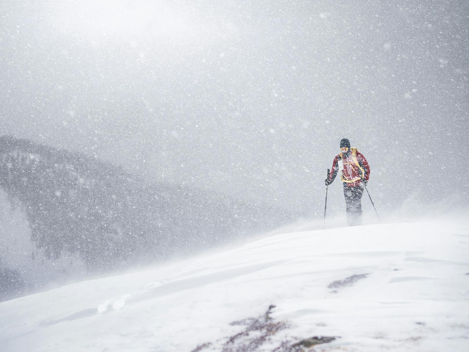 Der Mann verschwand während einer Skiabfahrt bei dichtem Schneefall, konnte nur noch tot geborgen werden. Symbolbild