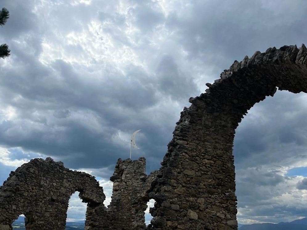 Der Ruine Türkensturz in Gleißenfeld am Rande der Buckligen Welt fehlt jetzt der Halbmond, auch ein Teil der Gemäuer ist eingestürzt.