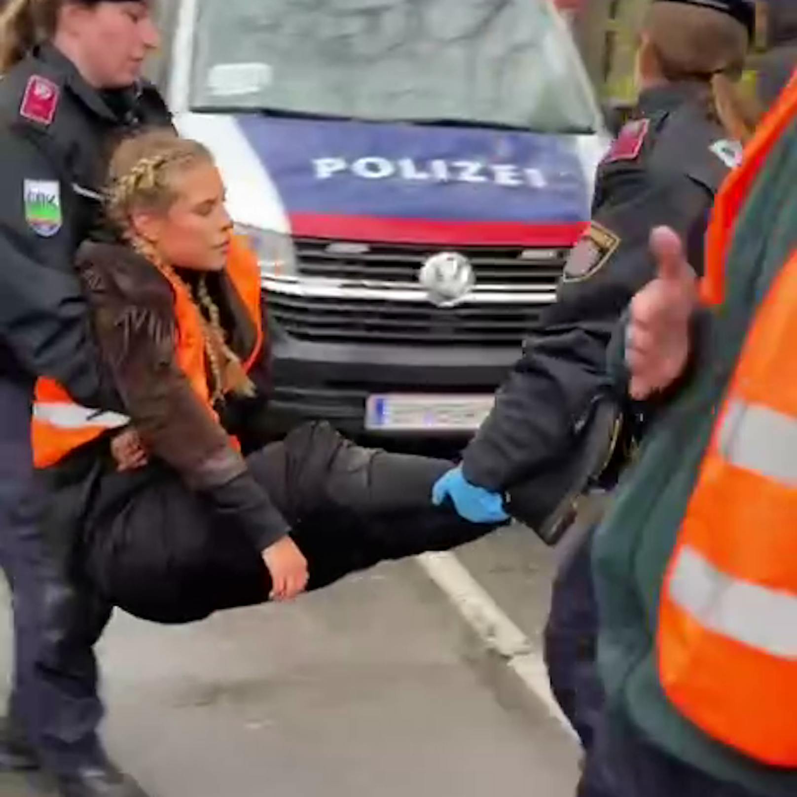 Klima-Kleber der Letzten Generation rund um Aktivistin Anja Windl haben am 14. April 2023 den Verkehr in Graz blockiert.