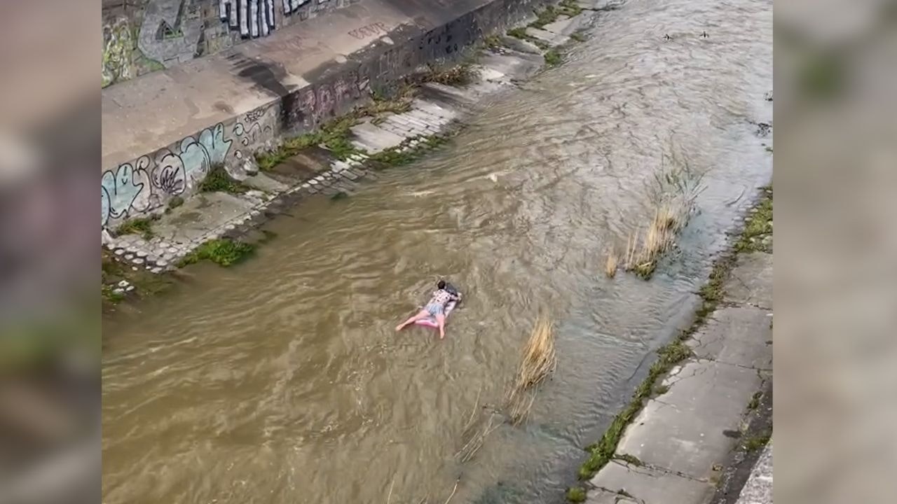 Heute.at - Mann surft Wienfluss entlang und sorgt für Lacher