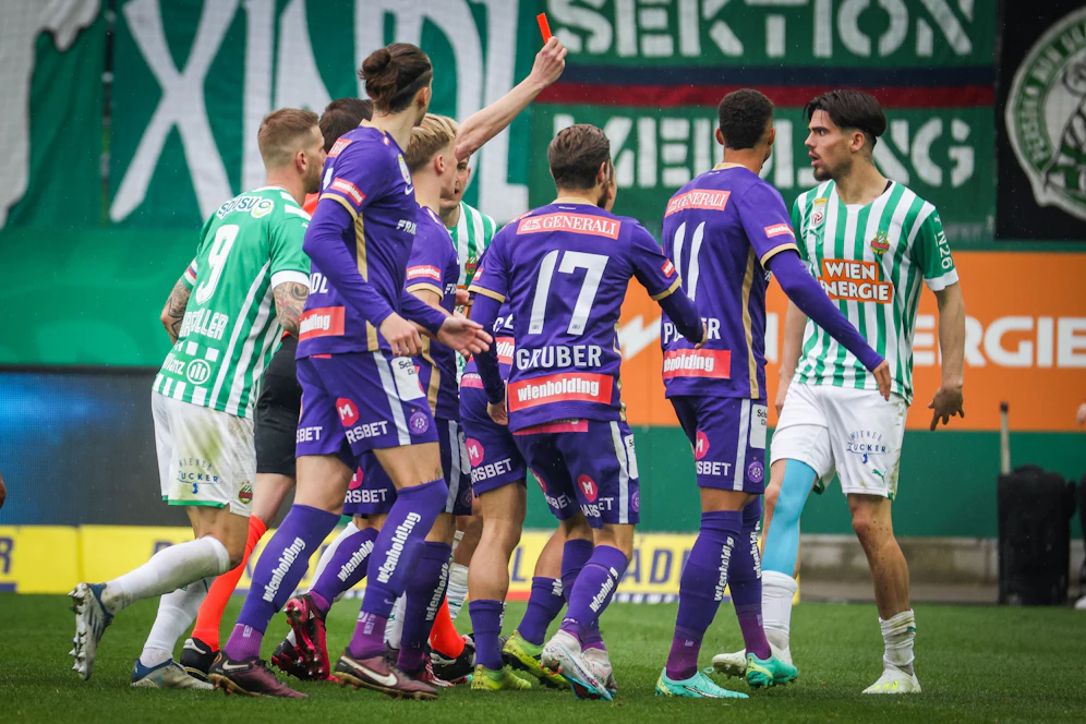 Denso Kasius (r.) sieht violette Spieler und eine rote Karte.