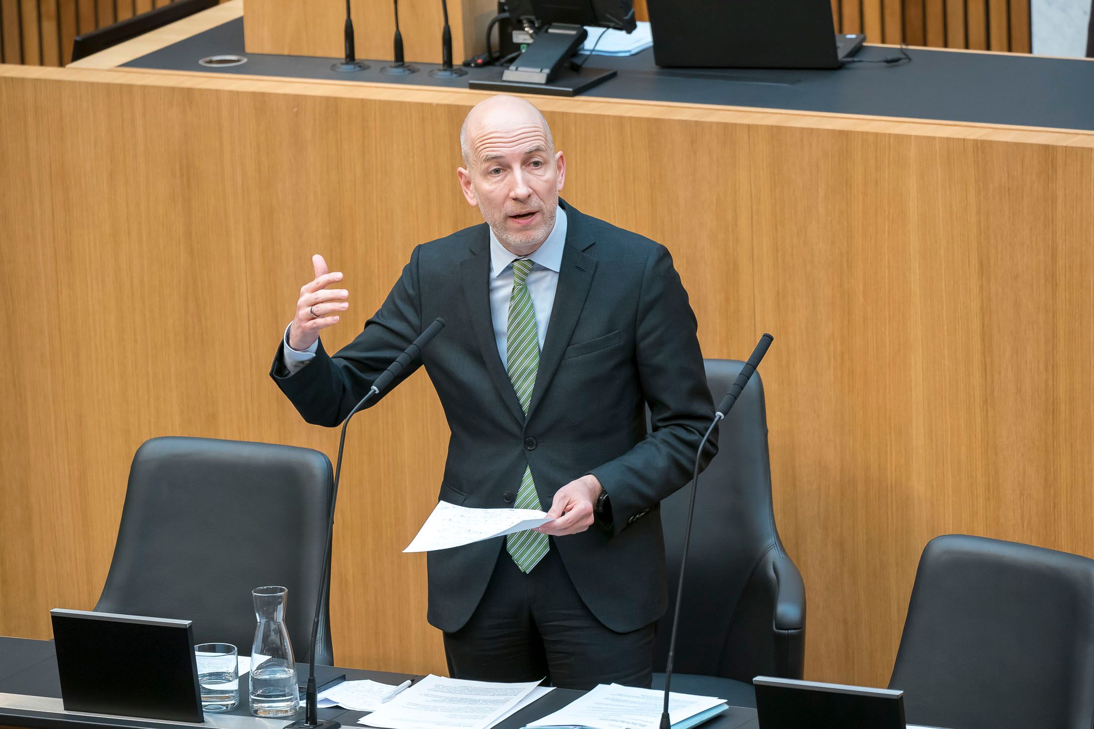 Der neue Zuschuss soll laut Minister Martin Kocher Arbeitsplätze in Österreich sichern.