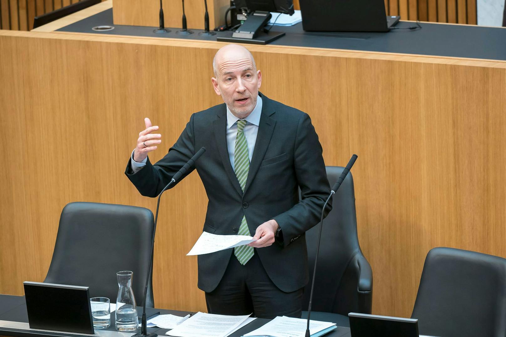 Der neue Zuschuss soll laut Minister Martin Kocher Arbeitsplätze in Österreich sichern.