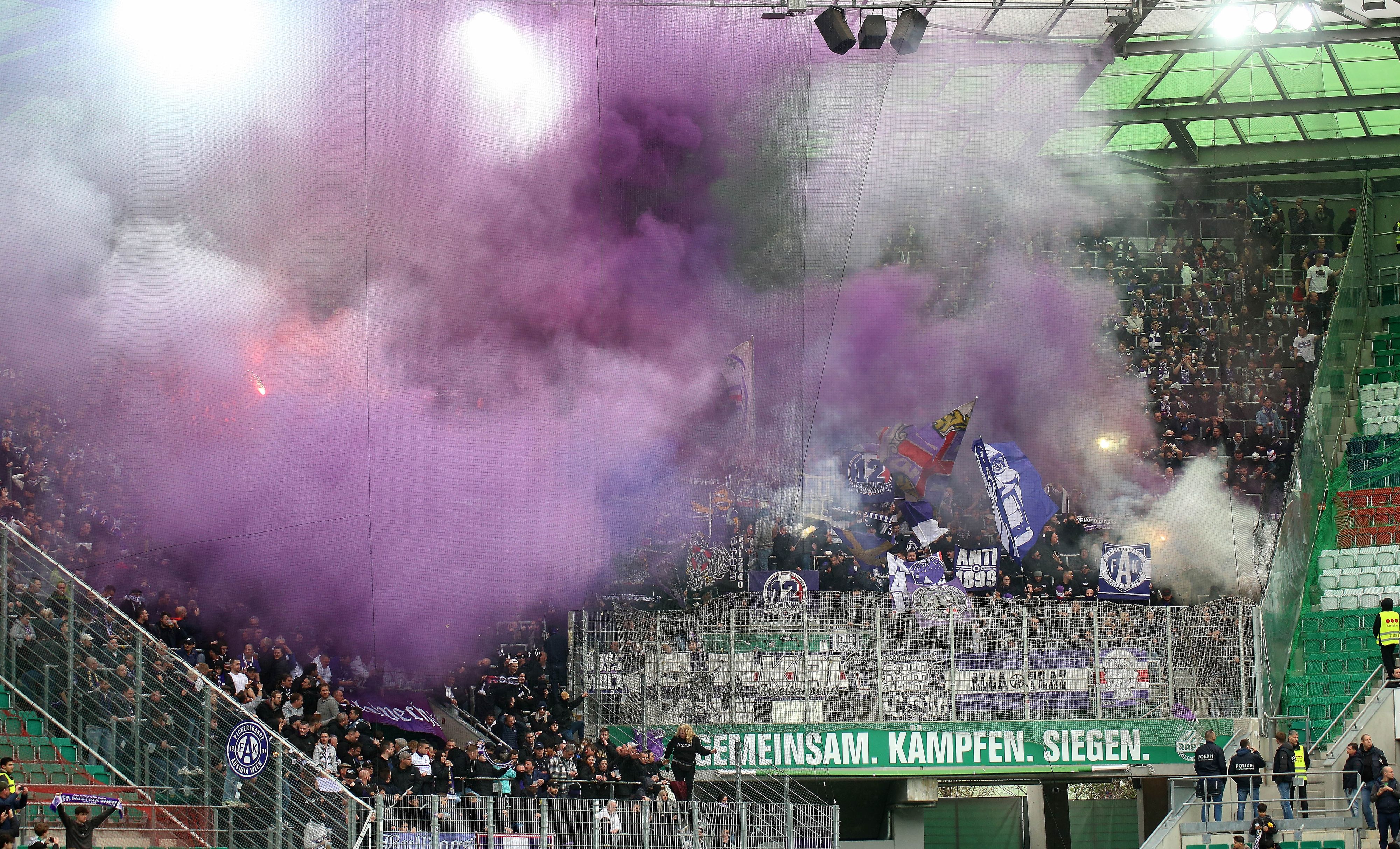 Im Zuge des Fanmarschs zum Spiel wurden Polizeibeamte durch Böller verletzt. 