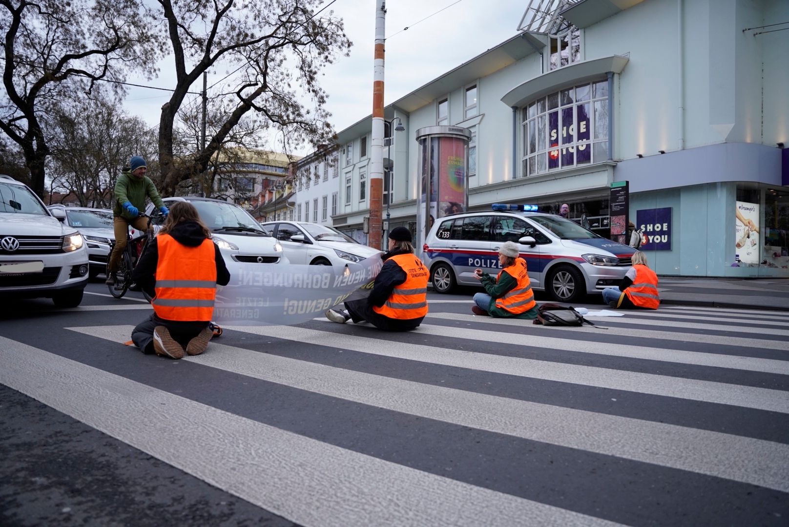 Klima-Kleber blockierten am 17. April 2023 den Grazer Opernring.