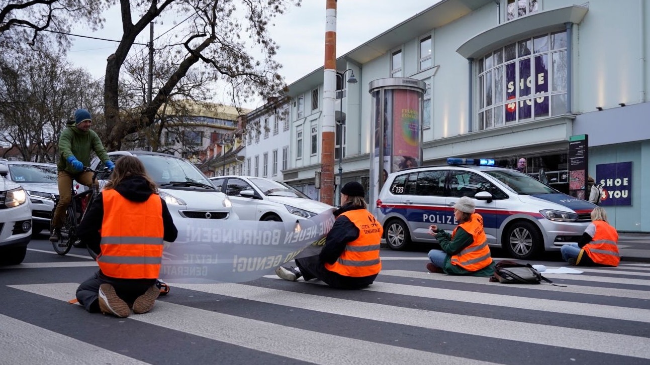 Klima-Kleber blockierten am 17. April 2023 den Grazer Opernring.