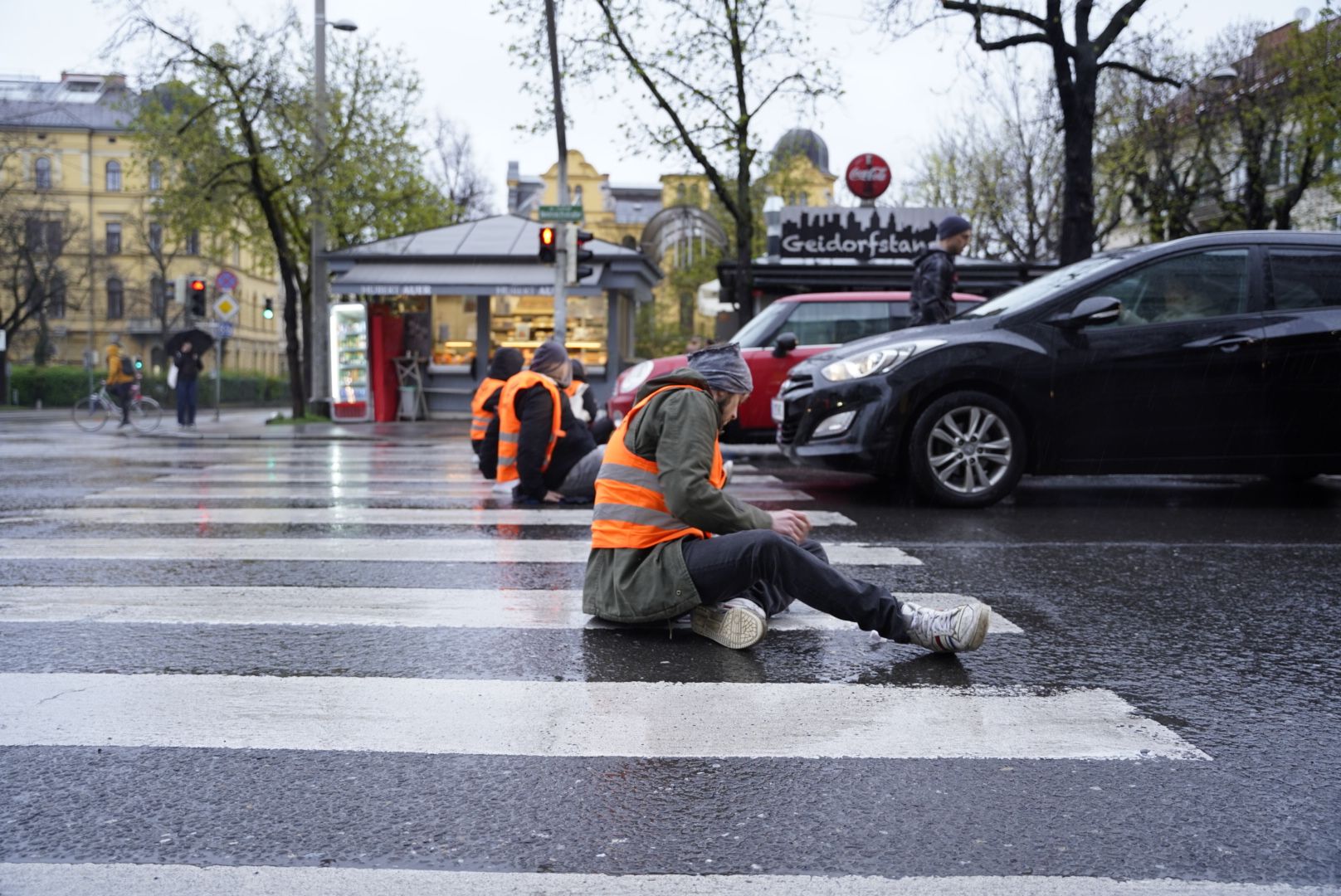 Klima-Kleber der Letzten Generation sorgten am 14. April für eine Straßenblockade in Graz.