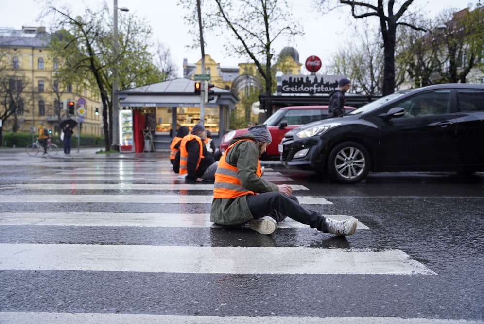 Sollte eine Verkehrsumleitung möglich sein, will die Polizei Klima-Kleber künftig picken lassen.