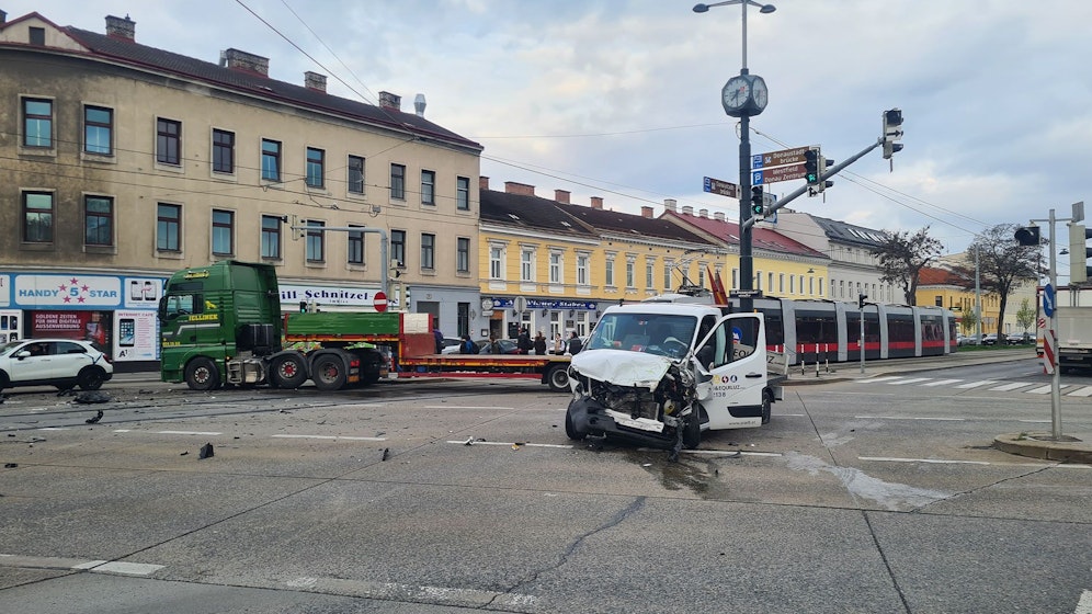 Auf der Kreuzung der Erzherzog-Karl-Straße und Donaustadtstraße krachten zwei Lkws ineinander.