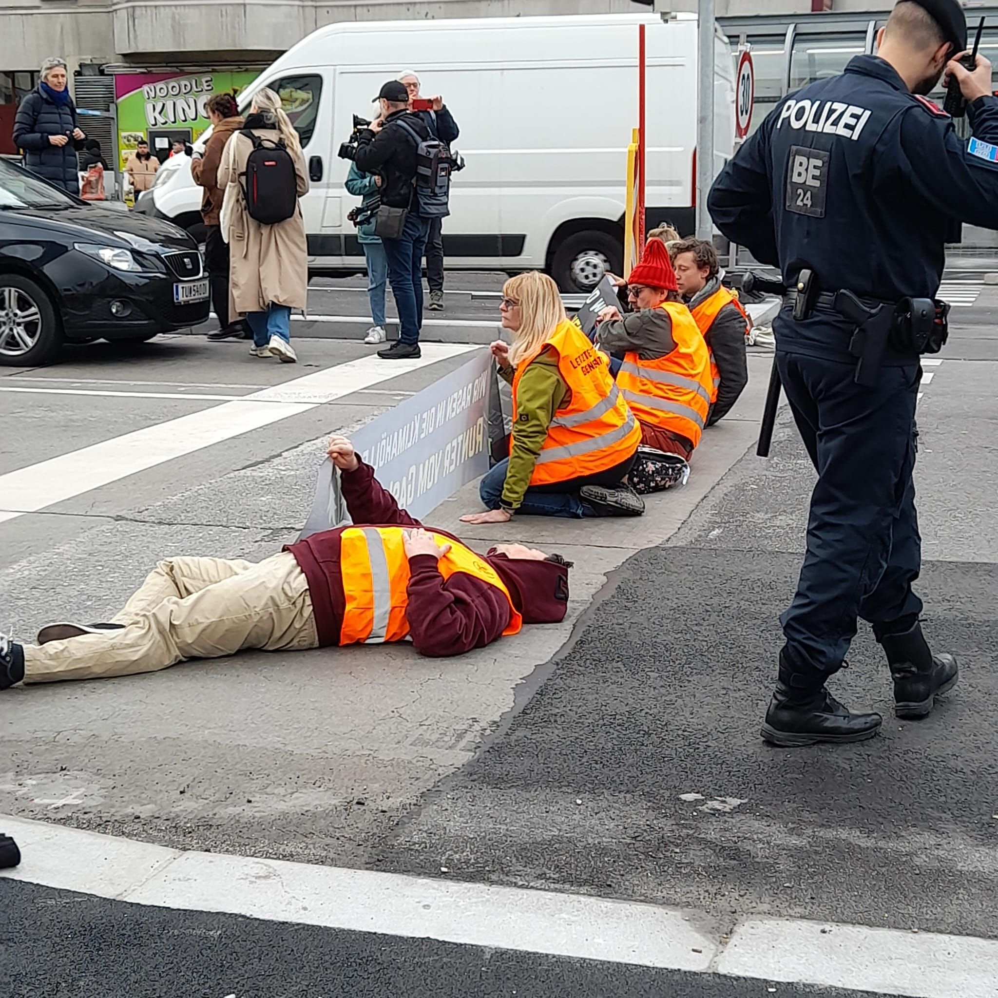 Klima-Kleber Blockieren Wiener Verkehrsknoten – Leser | Heute.at