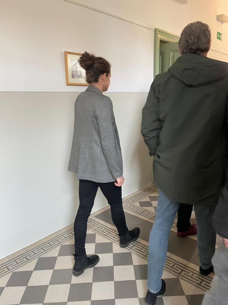 Nina Burger am Weg in den Gerichtssaal