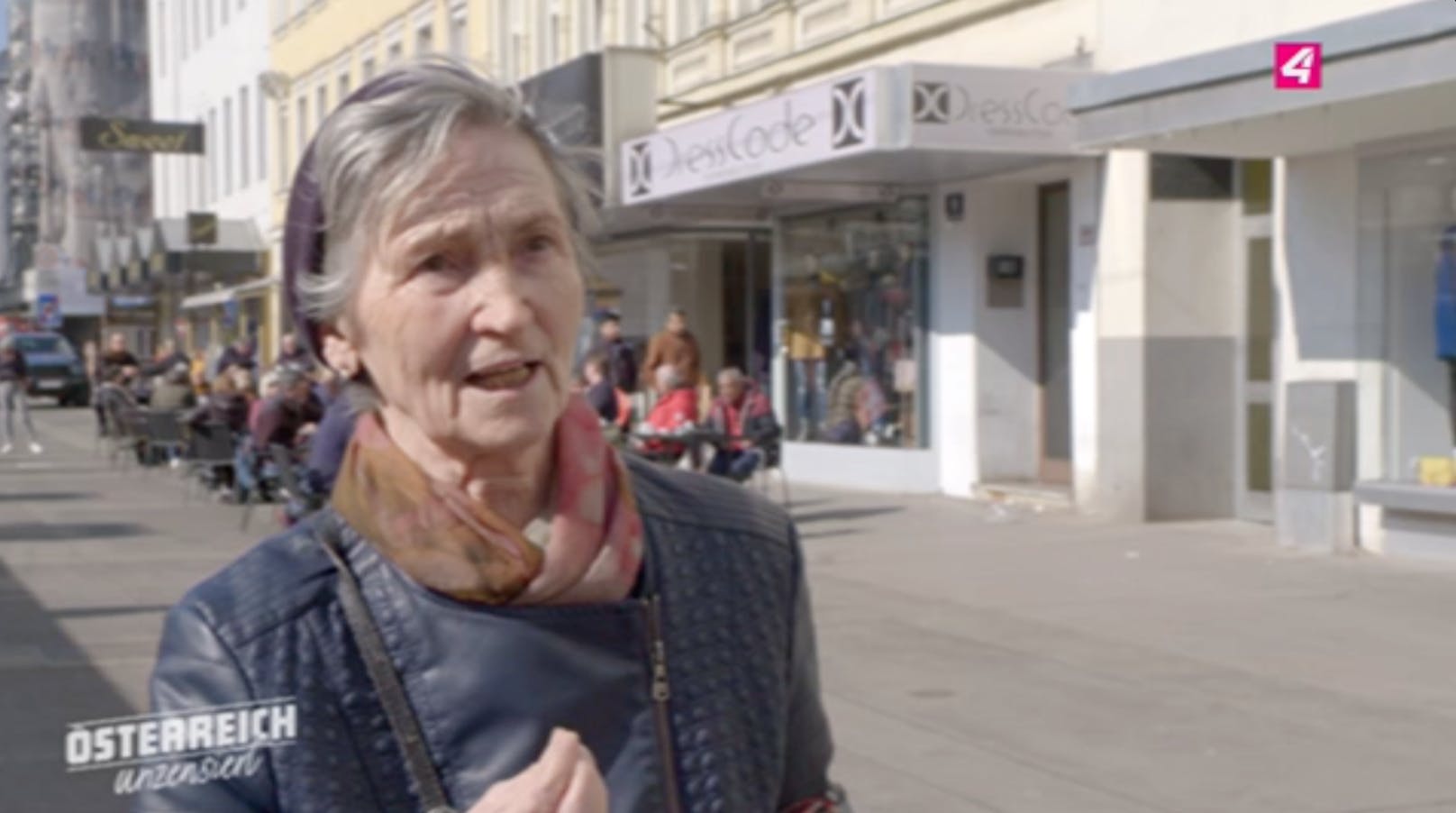 Wegen zu vieler fremder Namen im Gemeindebau rastet diese Wienerin aus.