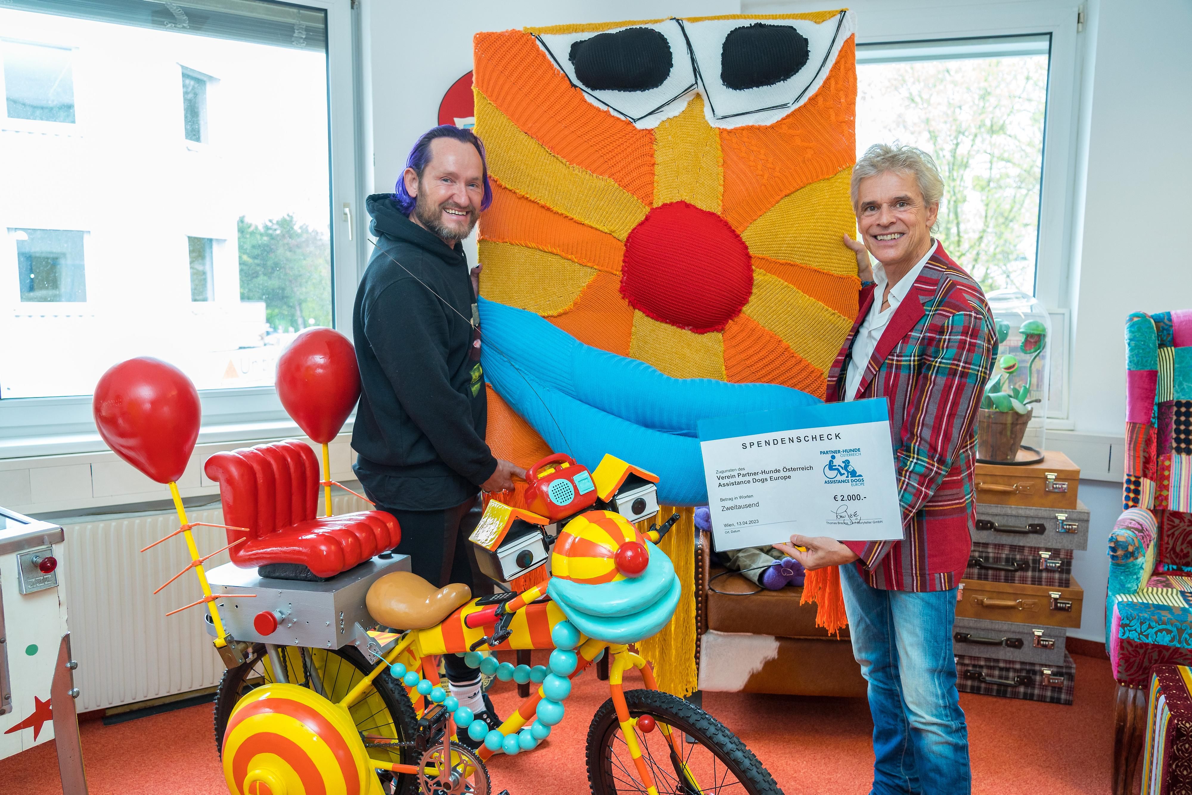 Franz-Josef Baur und Thomas Brezina spenden den Wert des Kunstwerks an "Partner-Hunde Österreich"