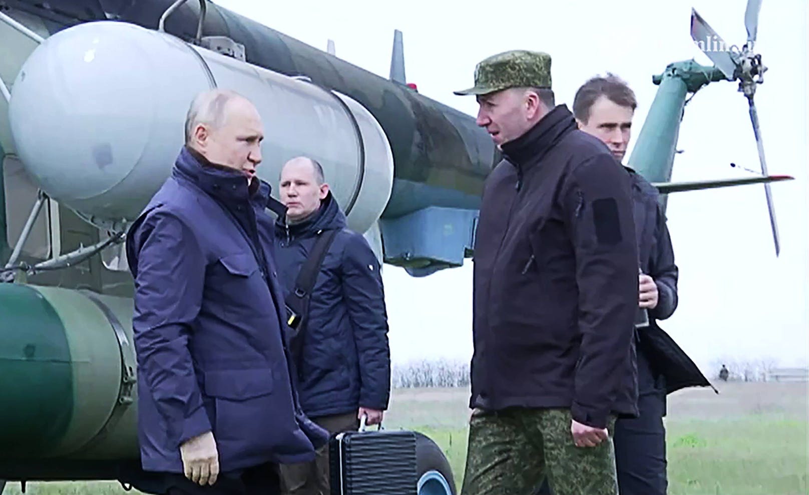 Am 18. April veröffentlichte der Kreml Aufnahmen, die  Wladimir Putin bei einem Besuch seines Armee-Hauptquartiers in der besetzten Region Cherson zeigen soll.