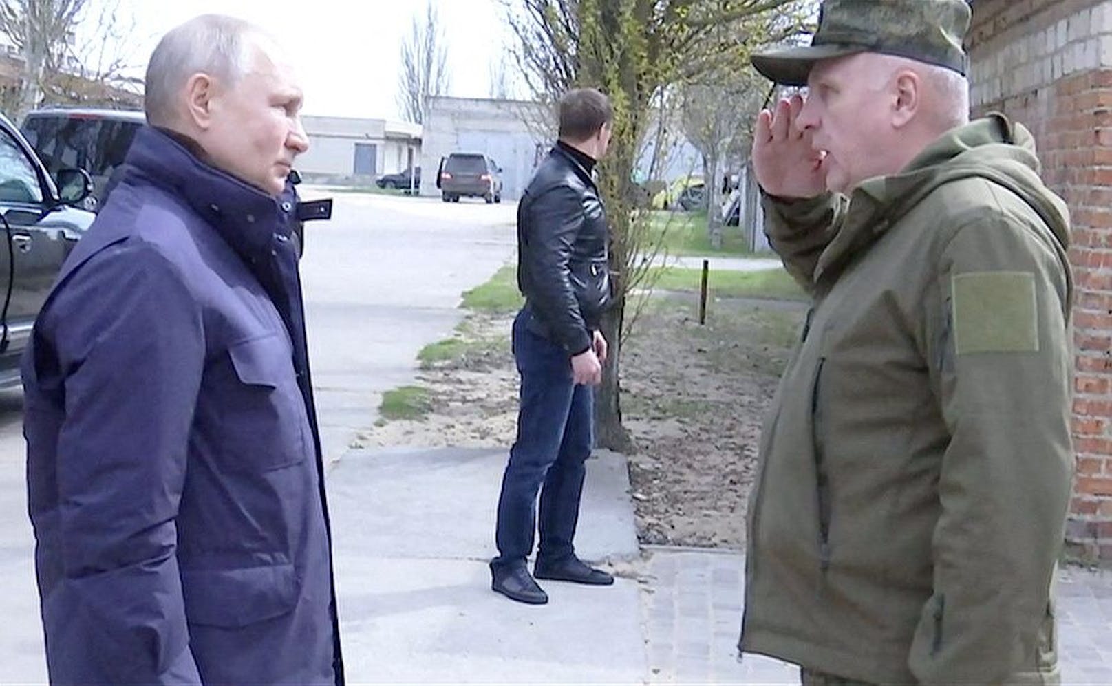 Wladimir Putin beim Rapport von Generaloberst Oleg Makarewitsch vor dem Hauptquartier der Armeegruppe "Dnipro" im besetzten Oblast Cherson.