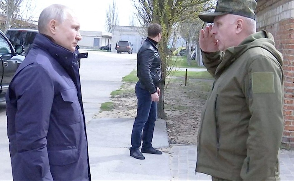 Wladimir Putin beim Rapport von Generaloberst Oleg Makarewitsch vor dem Hauptquartier der Armeegruppe 