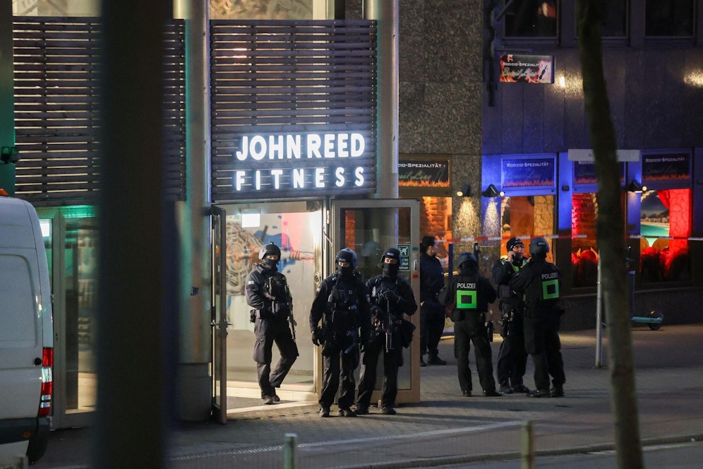 In einem Fitnessstudio in Duisburg hat es offenbar einen Messerangriff gegeben.