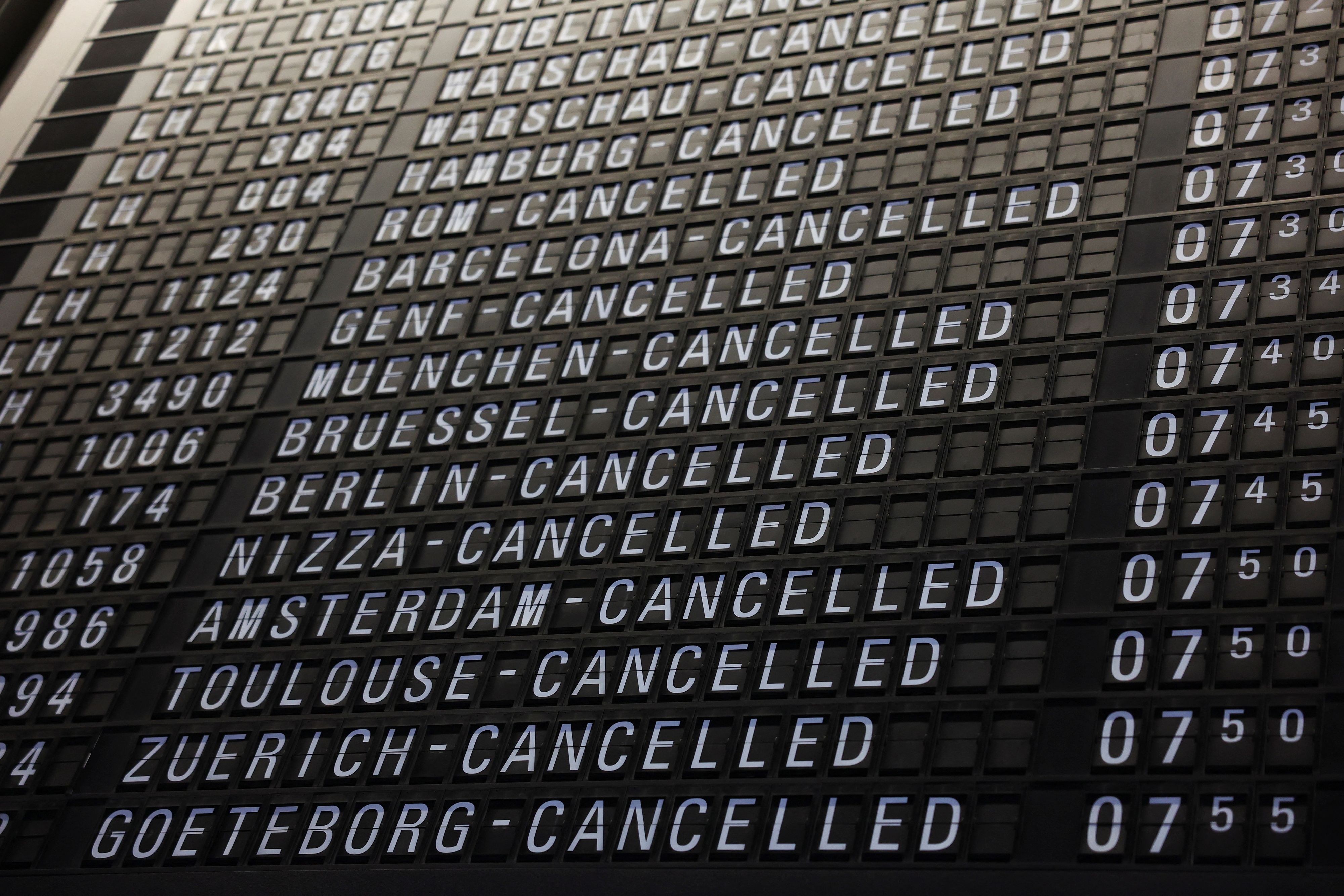 Die Gewerkschaft verhandelt schon seit Jahren mit dem deutschen Bundesverband für Luftsicherheitsunternehmen (BDLS), um die Zeitzuschläge für Nacht-, Samstags-, Sonntags- und Feiertagsarbeit zu erhöhen.