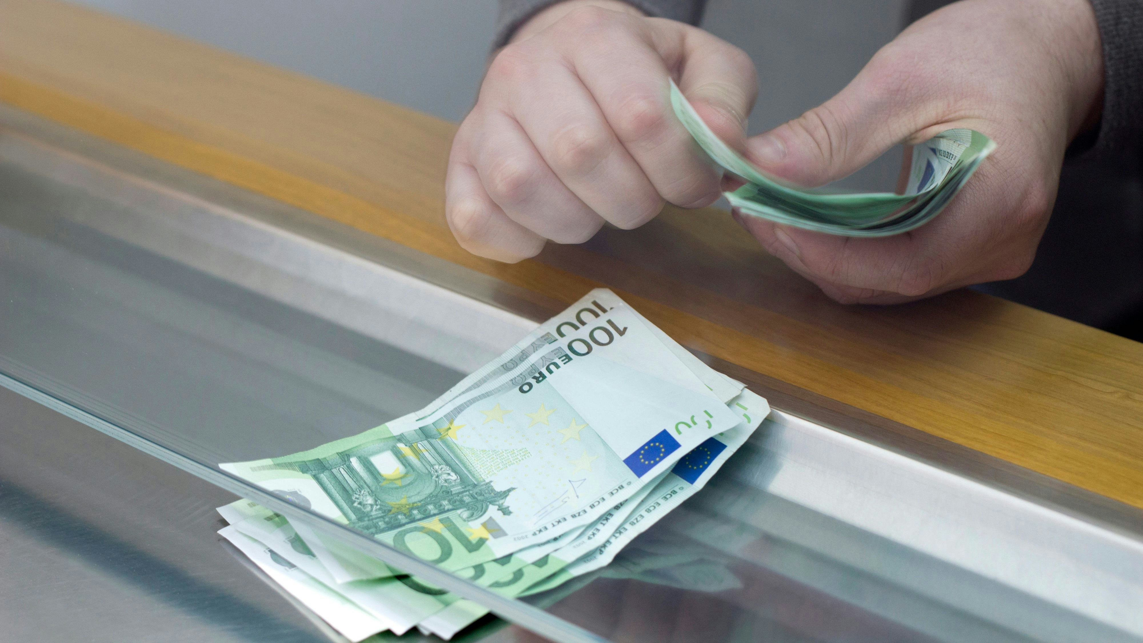 Das Opfer bekam zunächst Geld von den Betrügern ausbezahlt – es gab allerdings einen Haken.