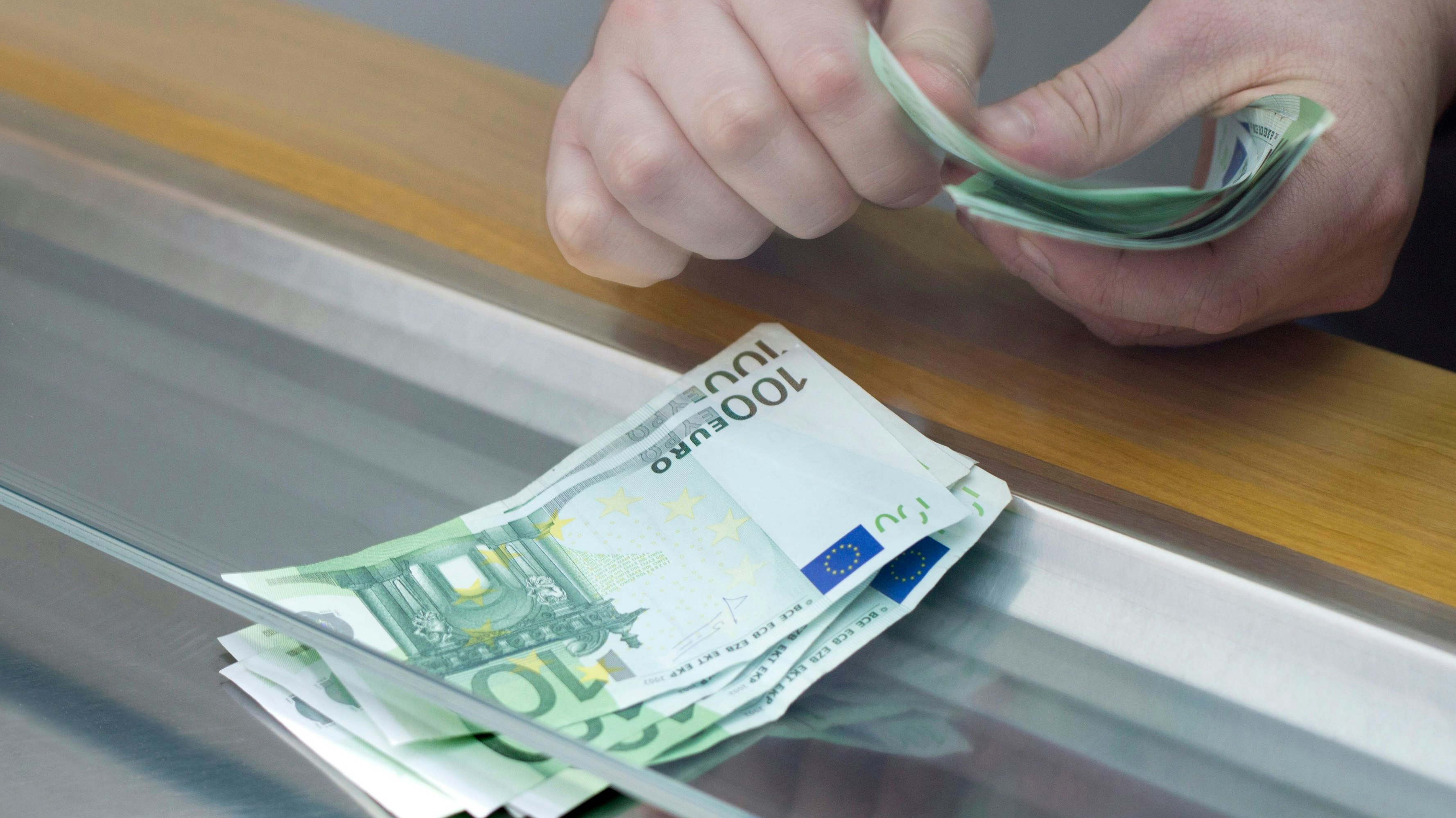 Das Opfer bekam zunächst Geld von den Betrügern ausbezahlt – es gab allerdings einen Haken.