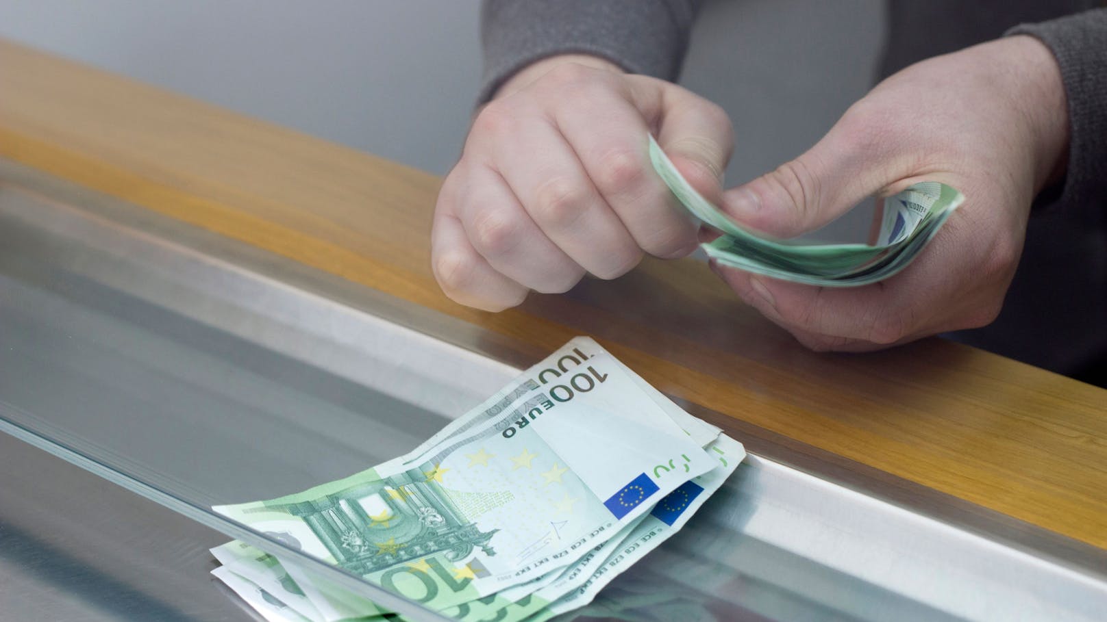 Pensionistin wollte 50.000 € beheben, Bank rief Polizei