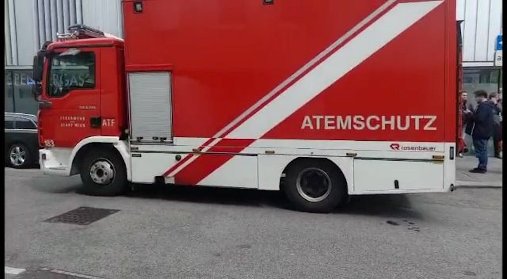 Die Berufsfeuerwehr und die Berufsrettung sind mit zahlreichen Einsatzkräften vor Ort.