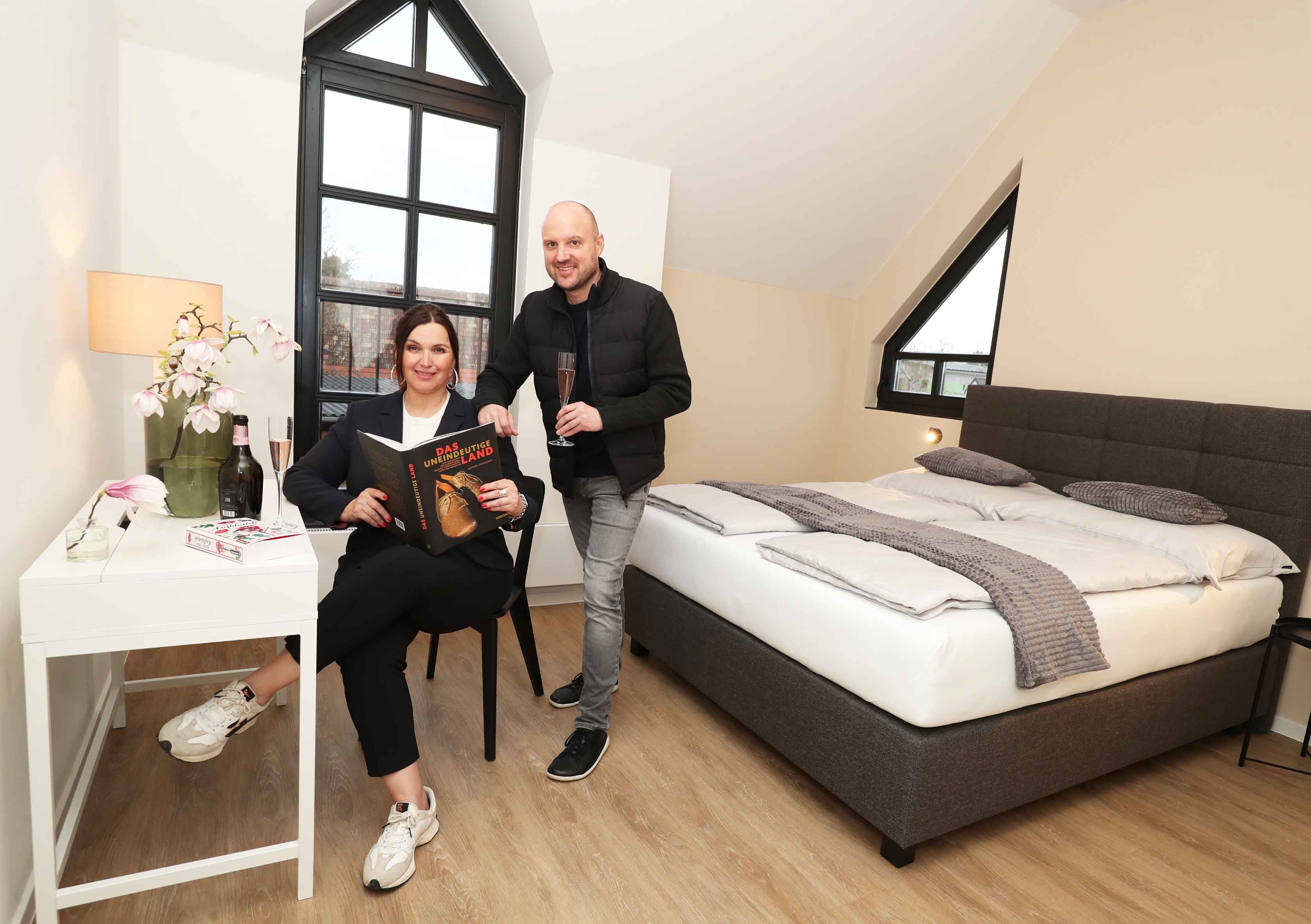 Jetzt kann man auch bei Karlich schlafen: Fünf Hotelzimmer werden im "Haus Karlich" angeboten.