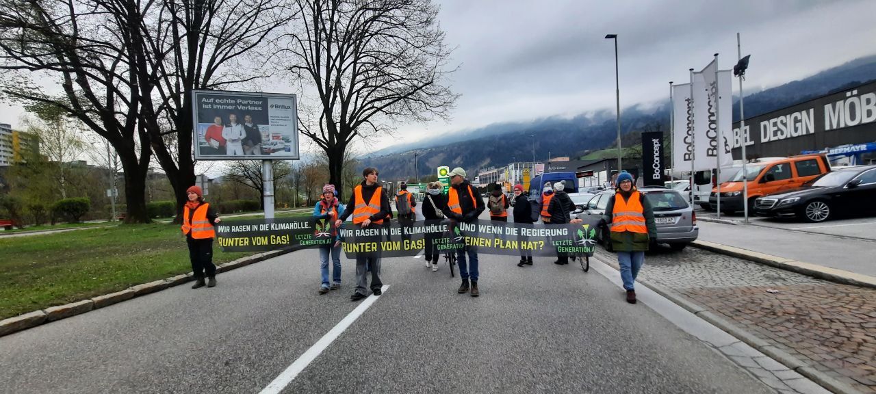 Am Dienstagmorgen (18.04.2022) blockierten die Aktivisten den Innsbrucker Frühverkehr 