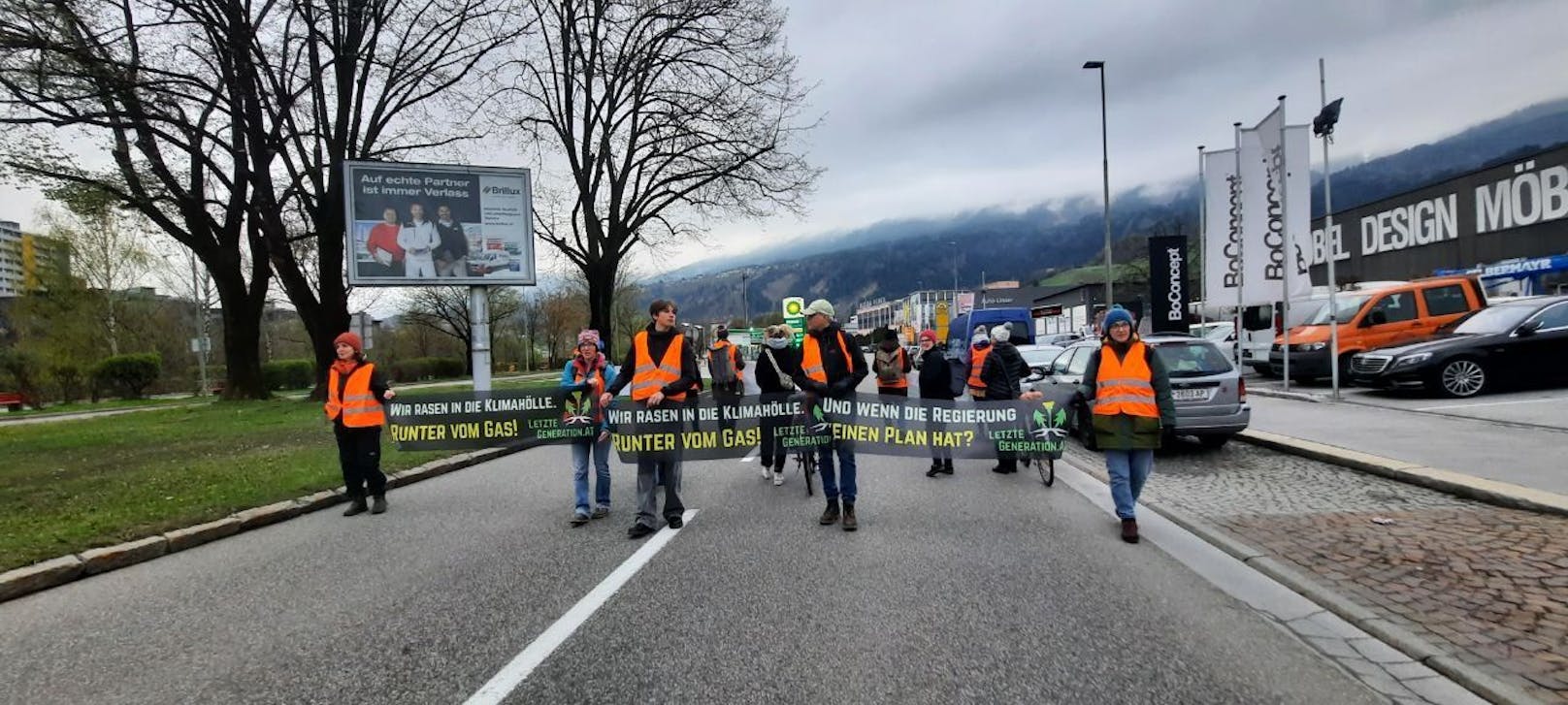 Am Dienstagmorgen (18.04.2022) blockierten die Aktivisten den Innsbrucker Frühverkehr.