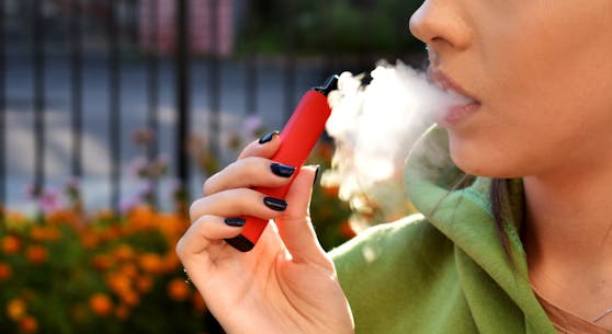 "Viele Menschen, vor allem Jugendliche, gehen fälschlicherweise davon aus, dass Dampfen sicher ist, aber selbst nikotinfreie Dampflösungen enthalten viele Verbindungen, die die Lunge schädigen können", so der Studienautor.