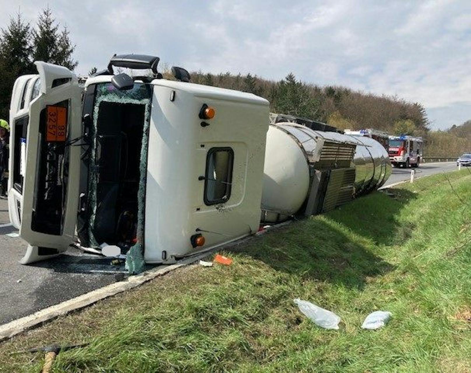 Das Fahrzeug war mit einem 26 Tonnen schweren Bitumen-Gemisch beladen.