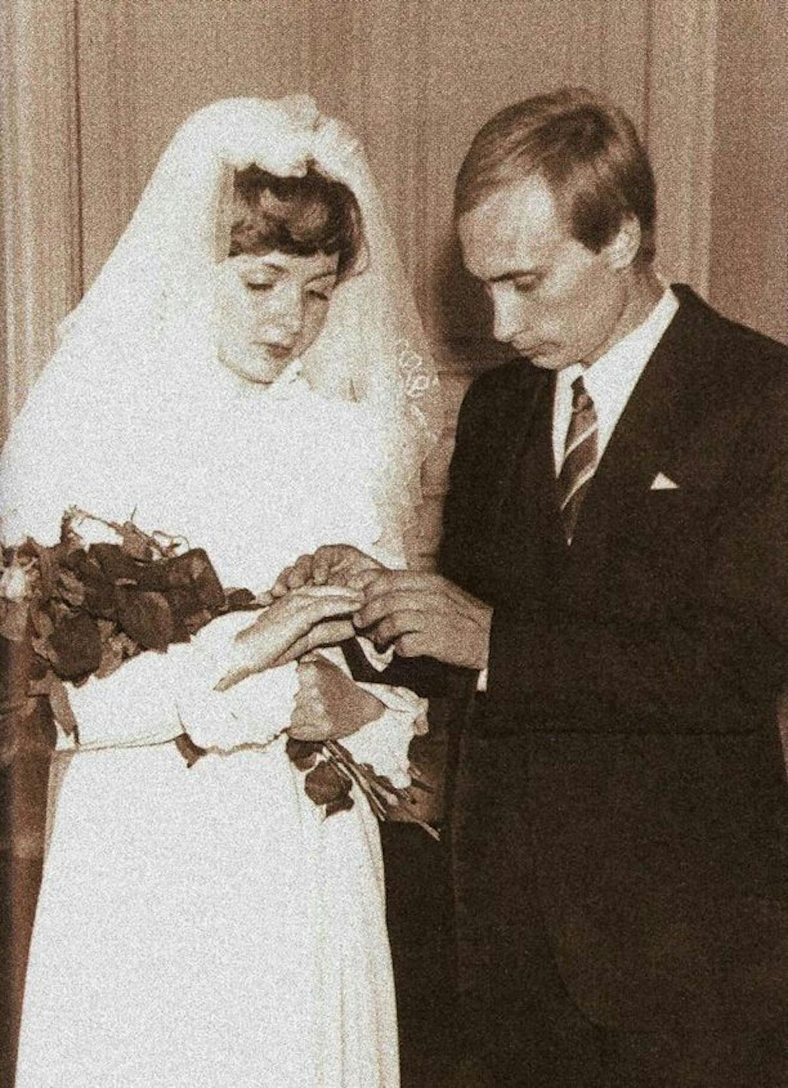 Wladimir Putin und Ljudmila bei ihrer Hochzeit am 28. Juli 1983 im damaligen Leningrad (St. Petersburg).