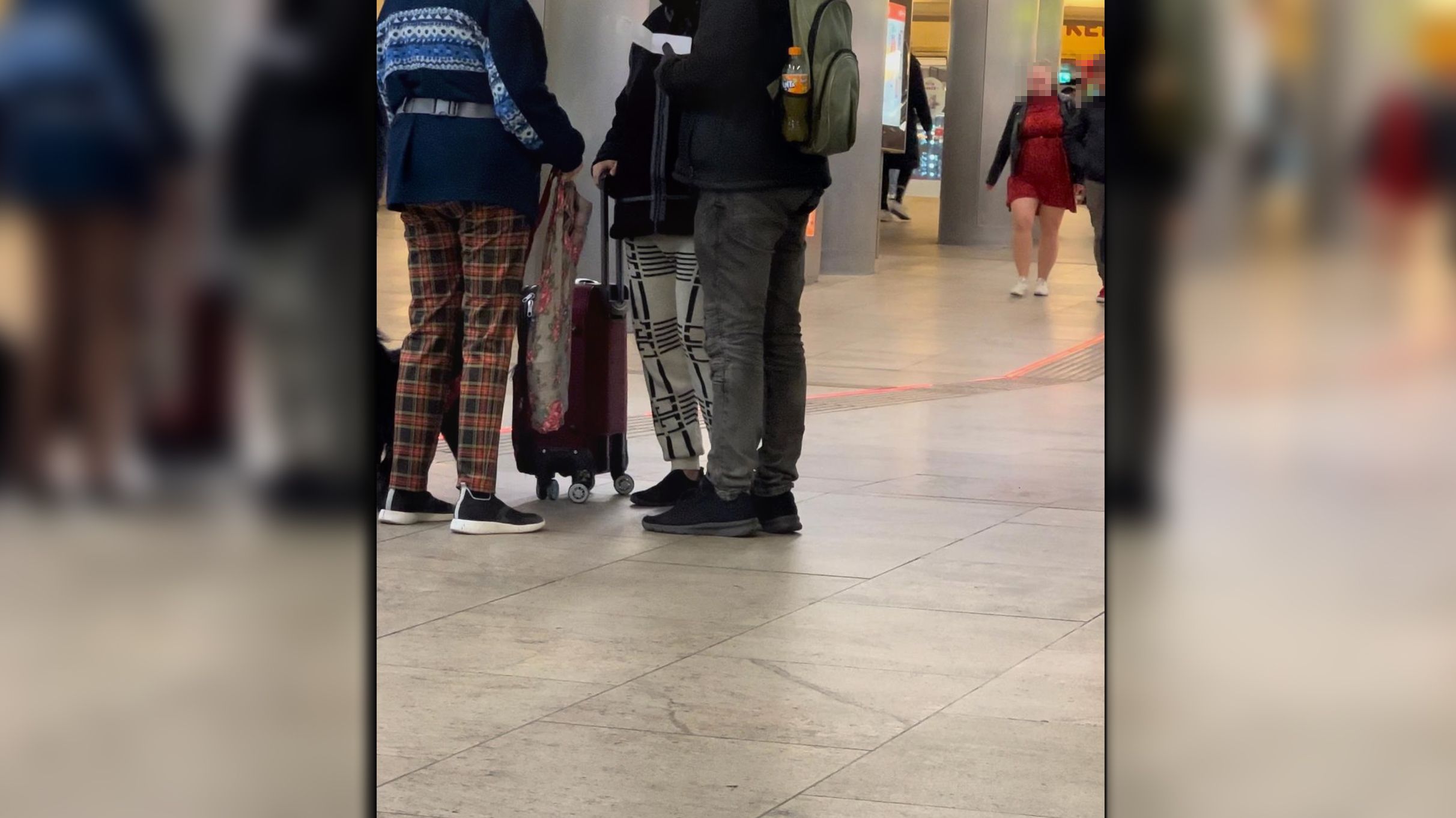 Geldeintreiber beflegelt Öffi-Passagiere am Karlsplatz