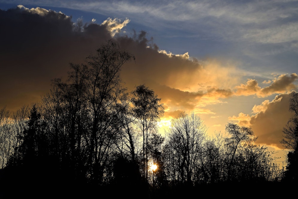 Während es in vielen Teilen des Landes regnet und gewittert, kommen anderorts Sonnenstrahlen durch. 