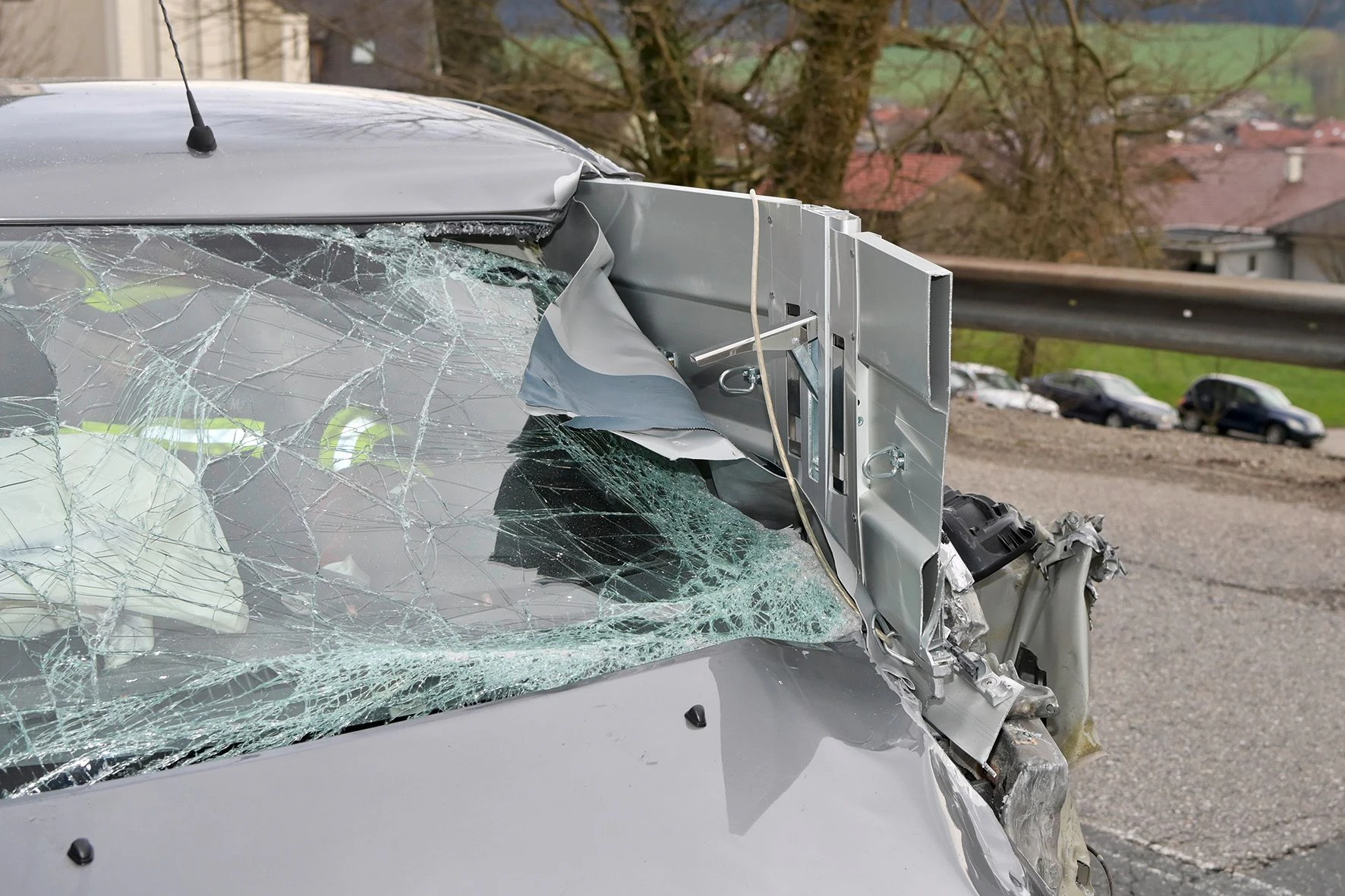 Die Bordwand des Kleintransporters bohrte sich durch die Windschutzscheibe des Autos.