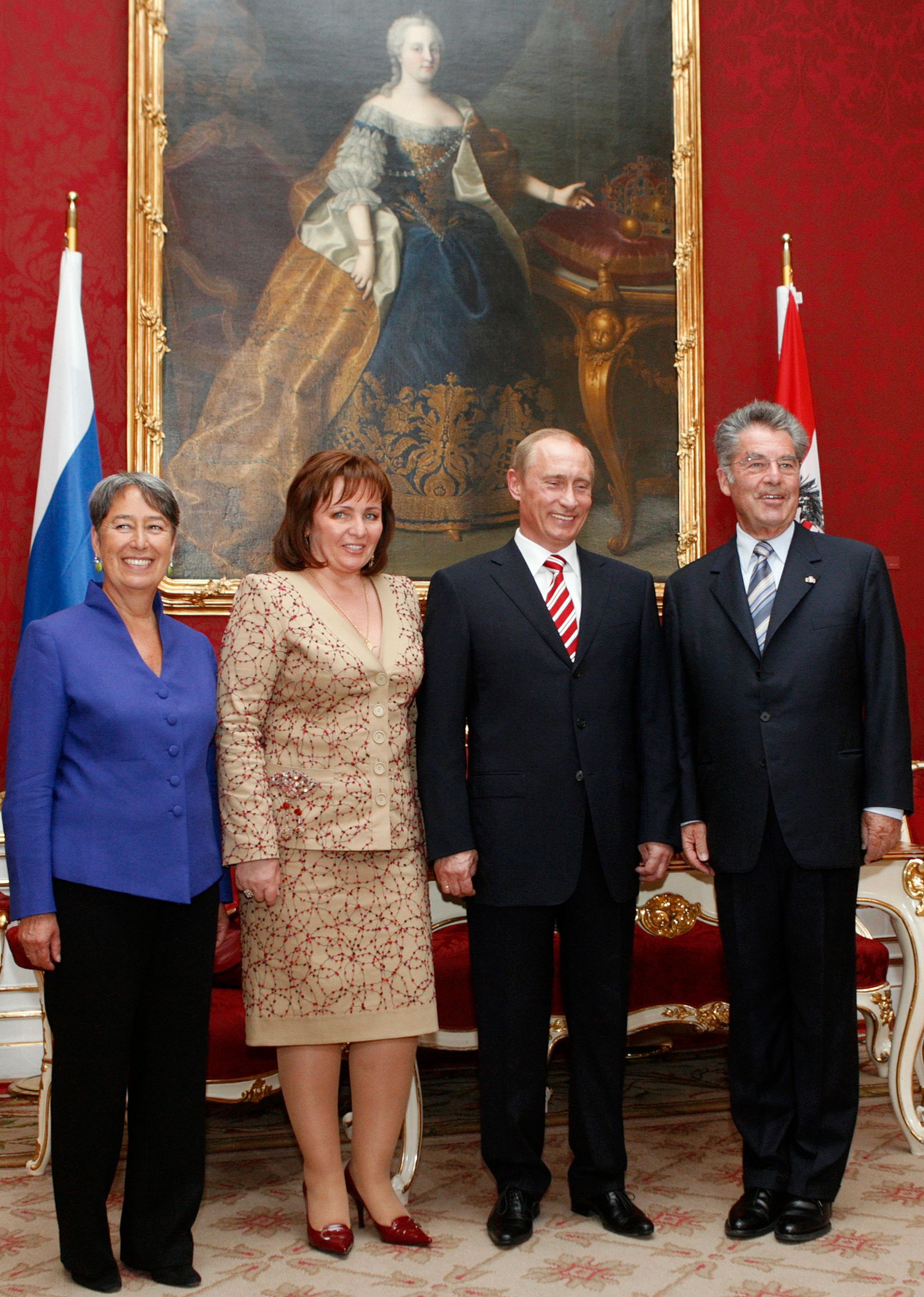 2007 waren noch andere Zeiten: <strong>Wladimir Putin</strong> mitsamt Ehefrau <strong>Ljudmila</strong> zwischen dem damaligen Bundespräsidenten <strong>Heinz Fischer</strong> und dessen Ehefrau <strong>Margit</strong> (beide außen) während eines Staatsbesuchs in der Wiener Hofburg.