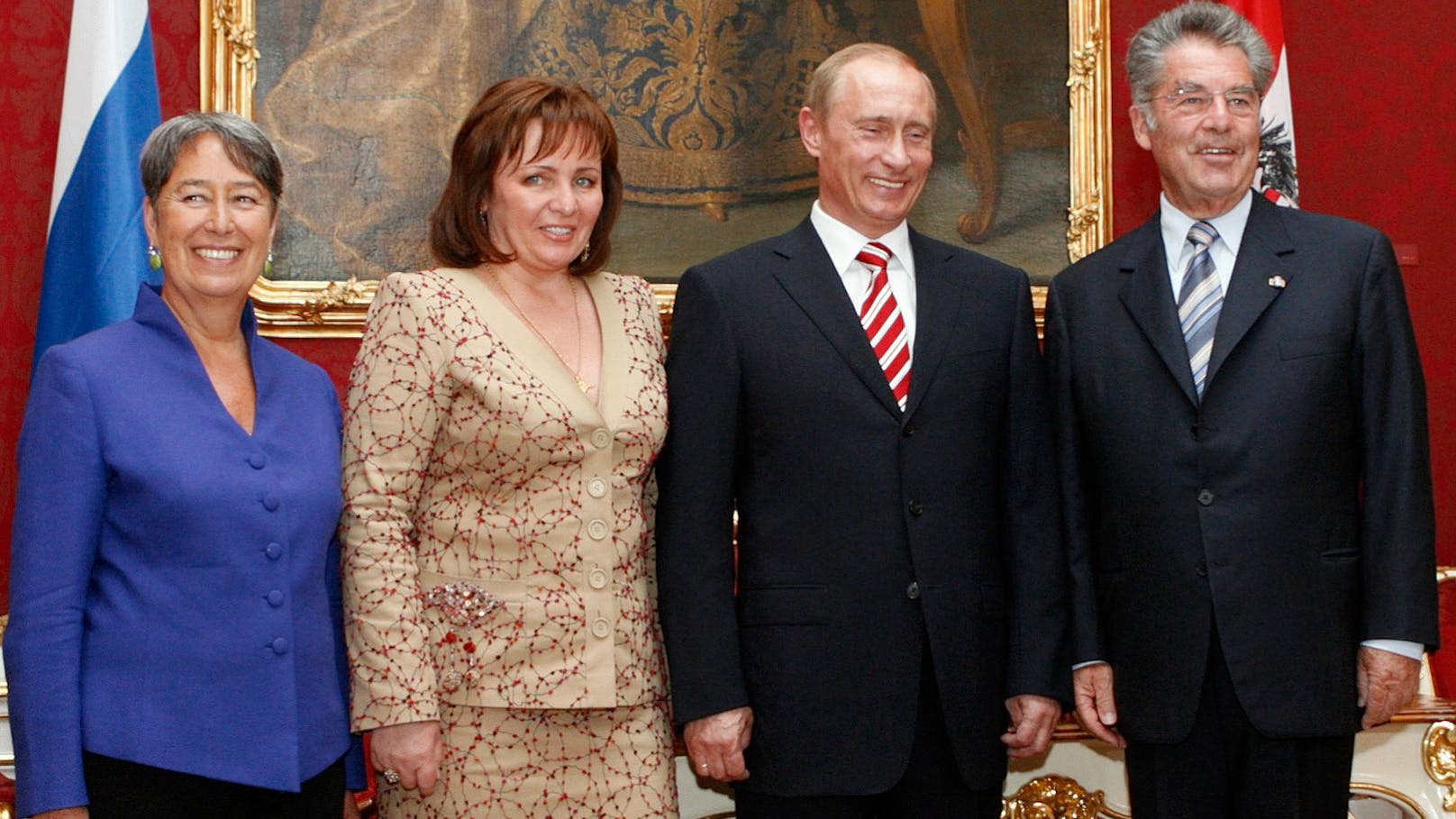 2007 waren noch andere Zeiten: <strong>Wladimir Putin</strong> mitsamt Ehefrau <strong>Ljudmila</strong>&nbsp;zwischen dem damaligen Bundespräsidenten <strong>Heinz Fischer</strong> und dessen Ehefrau <strong>Margit</strong> (beide außen) während eines Staatsbesuchs in der Wiener Hofburg.
