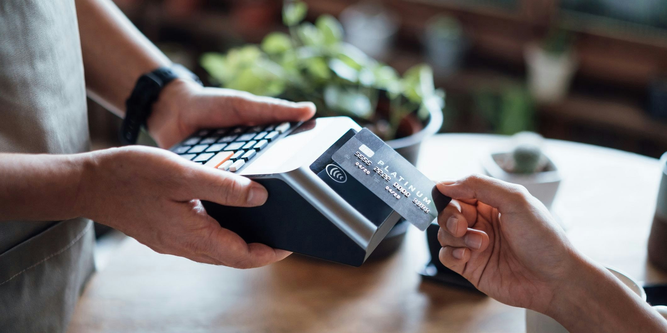 Der Besitz einer Kreditkarte wird ab 1. Juli teurer.