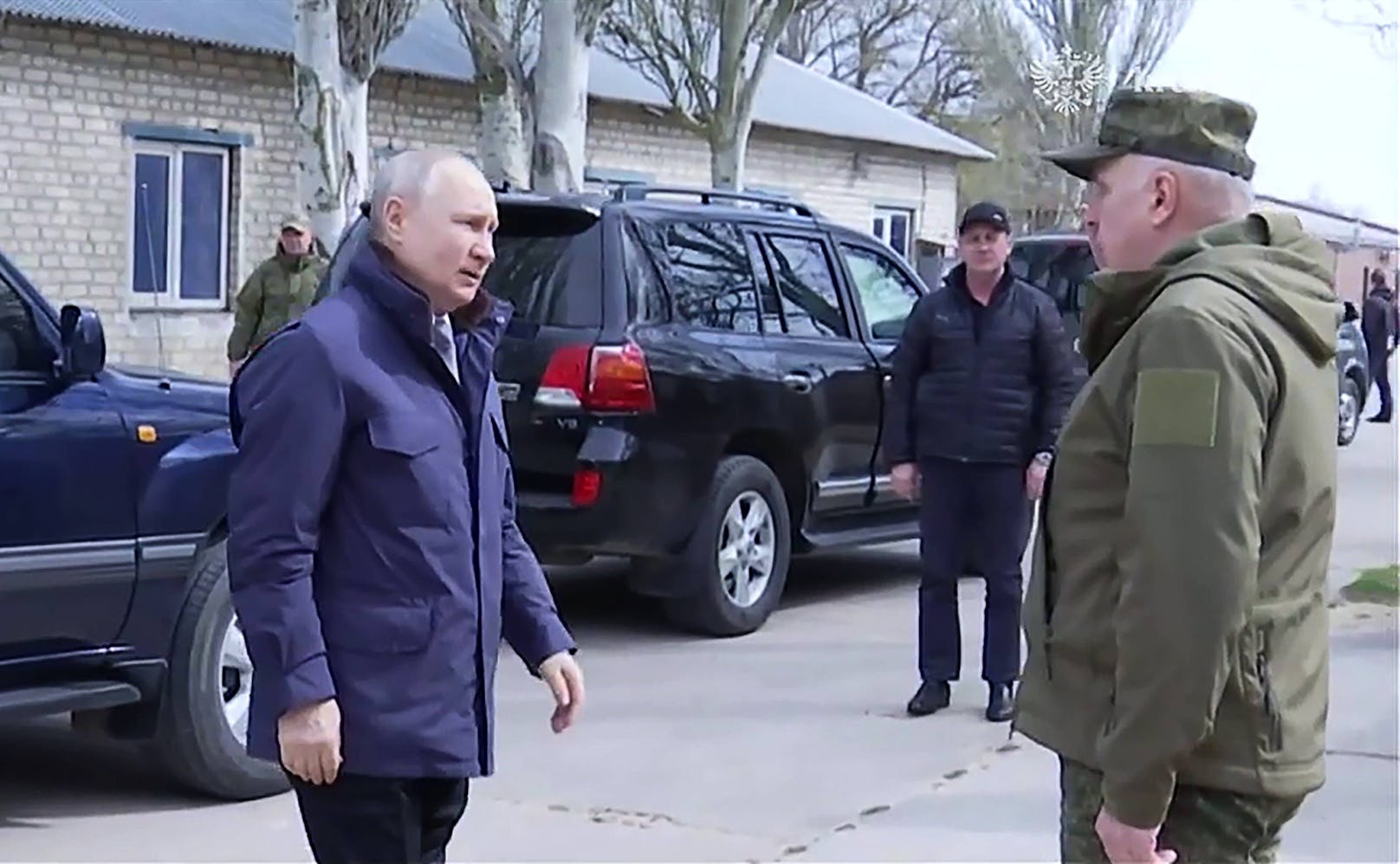 Am 18. April veröffentlichte der Kreml Aufnahmen, die  Wladimir Putin bei einem Besuch seines Armee-Hauptquartiers in der besetzten Region Cherson zeigen soll.