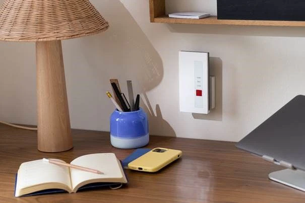 Neues FRITZ!Smart Gateway mit Zigbee und DECT ULE: Mehr smarte Geräte und LED-Lampen ins Smart Home integrieren.