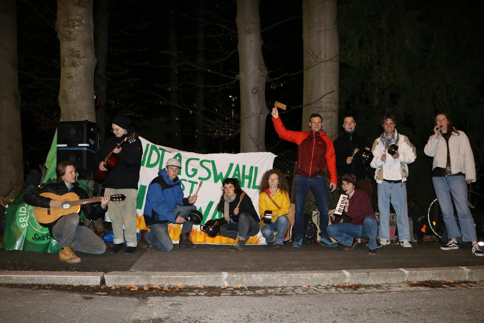 Wie schon in Niederösterreich gab es auch in Salzburg vor dem TV-Studio einen Protest von Fridays for Future. Unter großem Lärm mit Töpfen und ...