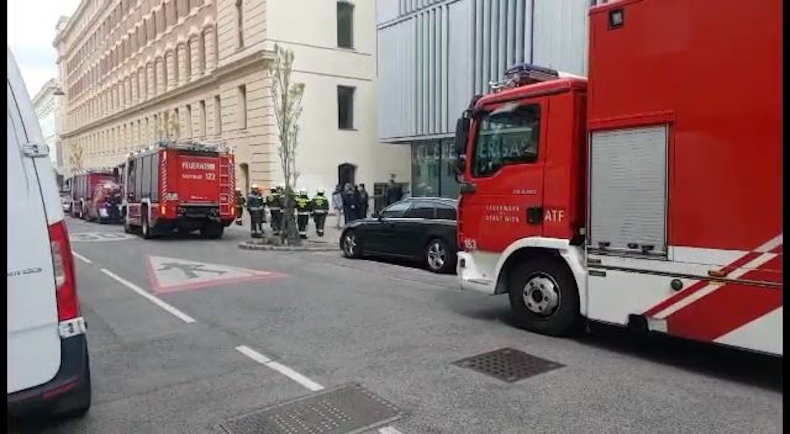 Die Berufsfeuerwehr und die Berufsrettung sind mit zahlreichen Einsatzkräften vor Ort.