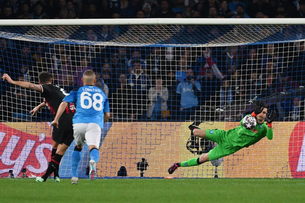 Goalie Meret rettet beim Elfer gegen Giroud.