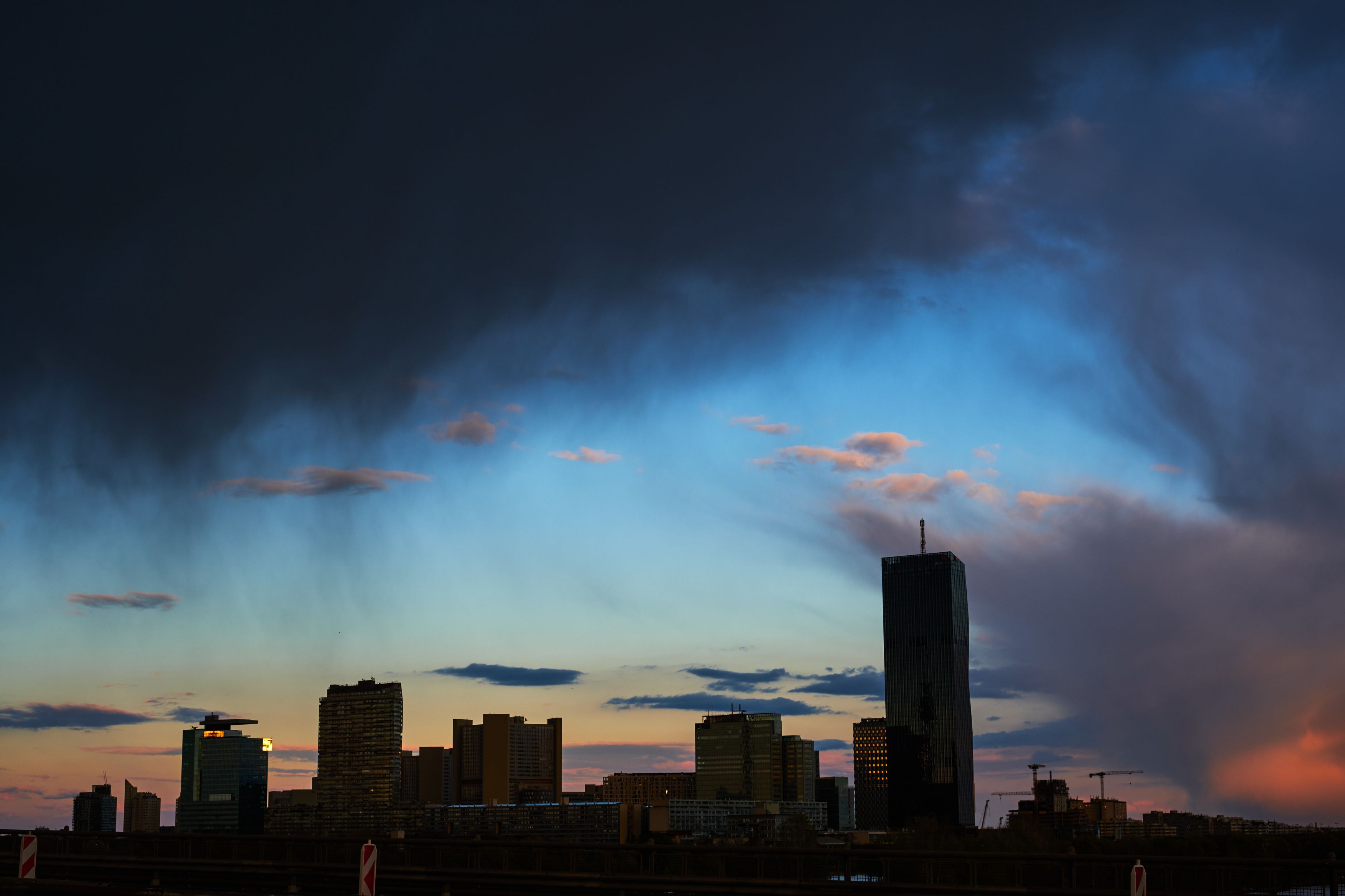 Blick auf die Donaucity mit Gewitterhimmel im April. Archivbild